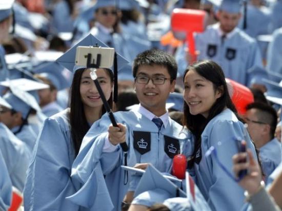 2015年5月20日，幾名中國留學生在美國哥倫比亞大學第261屆畢業典禮上自拍。約15000名畢業生參加了當天的儀式，其中包括近600名中國學生。新華社記者王雷攝