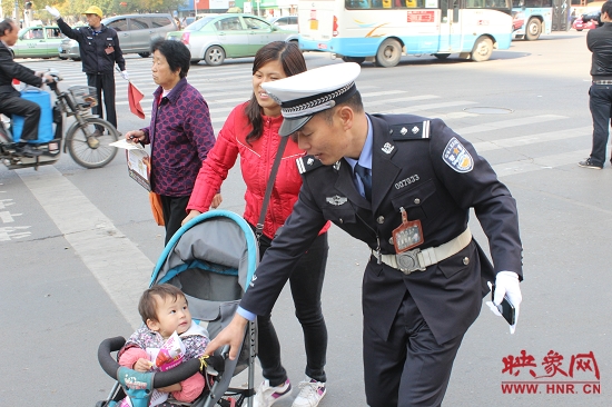 執勤民警楊華民引領行人正確走斑馬線