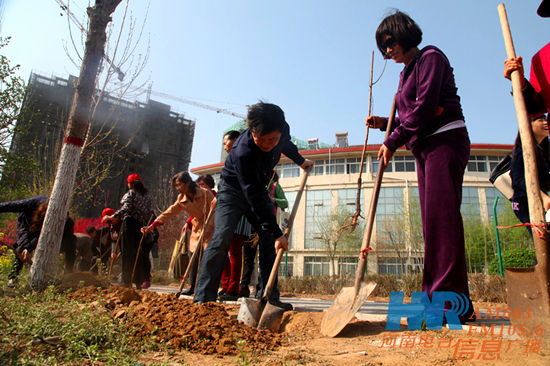 信息廣播總監李金鋒與《老朋友》主持人曉雨參與植樹活動