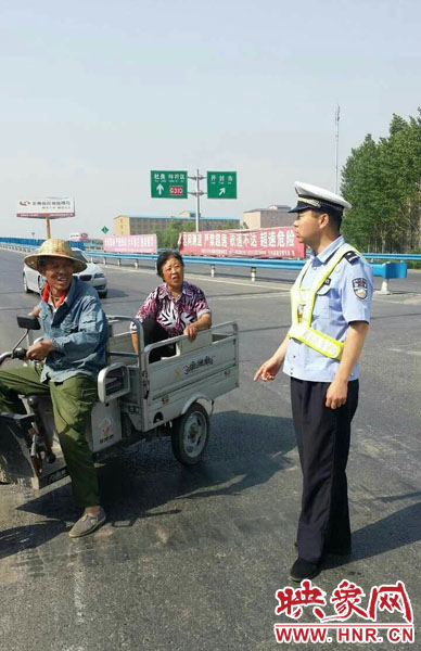 為抄近道走親戚，開封老漢騎電動三輪車上高速。