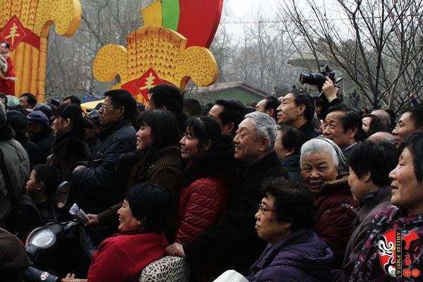 人民公園現場人頭攢動，其他媒體記者不得不舉起相機拍照