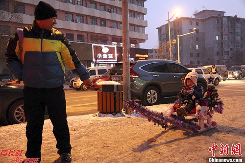 吉林男子自制“圣誕雪橇”接兒子放學