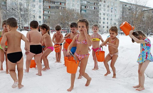 幼兒園的兒童身穿泳裝，在零下25度的雪地里沖涼水澡。