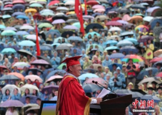 重慶大學萬余畢業生冒雨聆聽校長“最后一課”