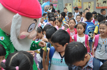 孩子們懷揣好奇的心邁進了小學生活