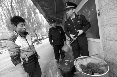 一餐館違規使用煤爐，被麥子店城管隊責令停止，并限期清除所屯的蜂窩煤