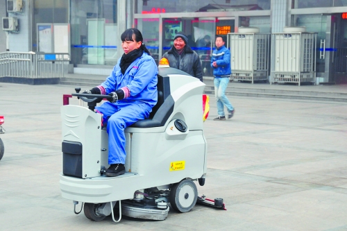 洛陽火車站新購3臺洗地機提高保潔作業效率，成為站前廣場一道風景