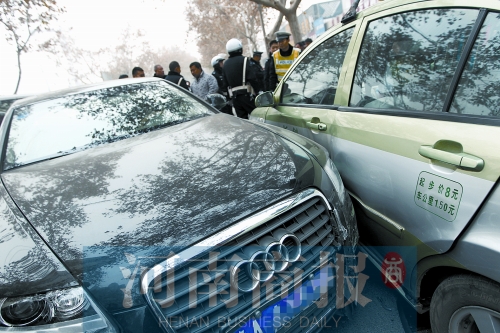 奧迪車撞上第二輛出租車后停下