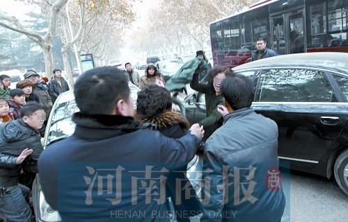 兩名女子廝打在一起，民警上前勸架