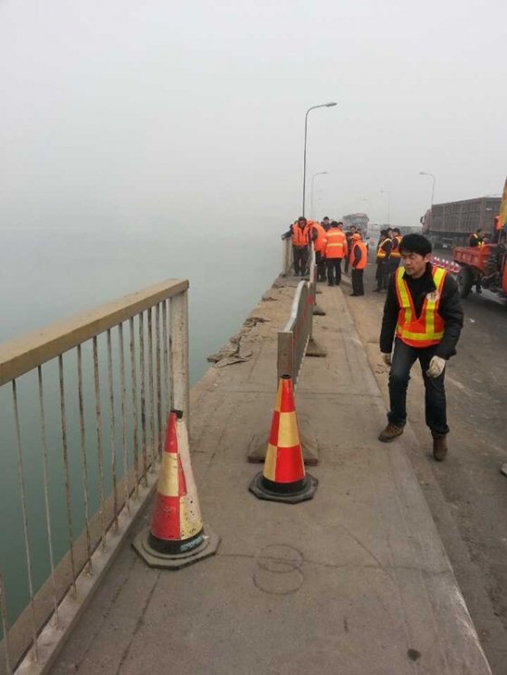 黃河三門峽公路大橋發生車輛墜橋事故 2人落水