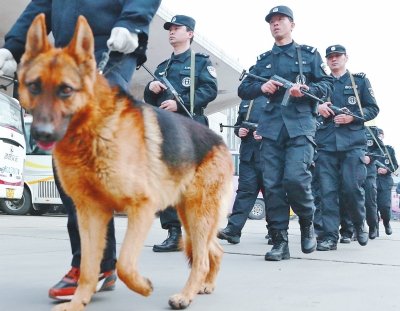 牽警犬持微沖，特警在車站巡邏