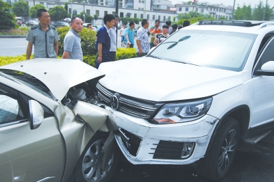 白色越野車和現代轎車撞在一起