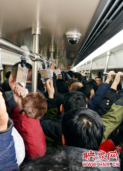 第一趟地鐵車廂內擠滿了乘坐的市民