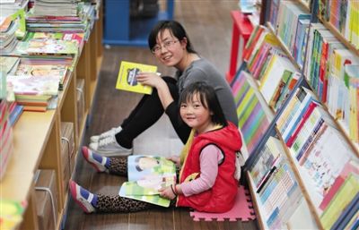 昨晚10時，來京探親的山東的李女士帶著5歲的女兒琪琪在三聯書店讀書。4月18日晚開始，三聯韜奮書店正