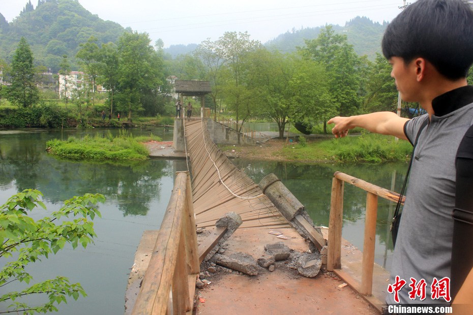 5月2日，一名目擊者正在介紹鳳凰吊橋事發(fā)情景。