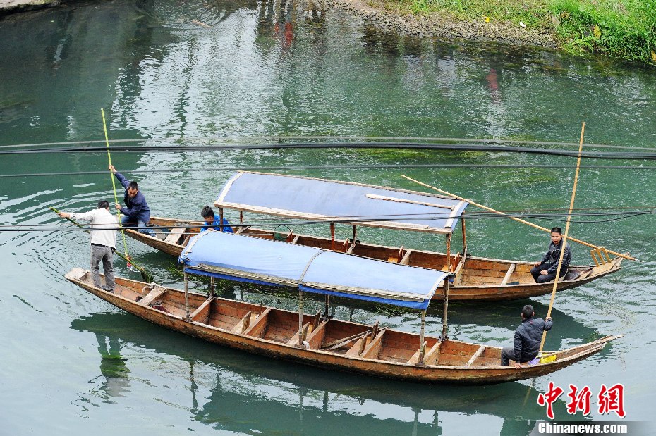 5月2日，鳳凰縣搜尋人員仍在沱江下游搜尋。