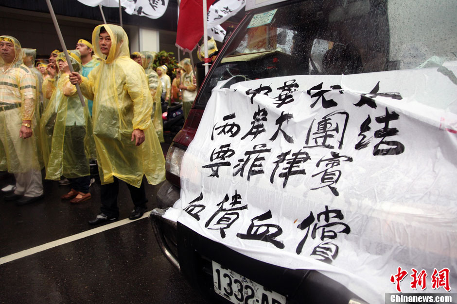 5月13日，屏東縣數百漁民北上臺北，在馬尼拉經濟文化辦事處前抗議