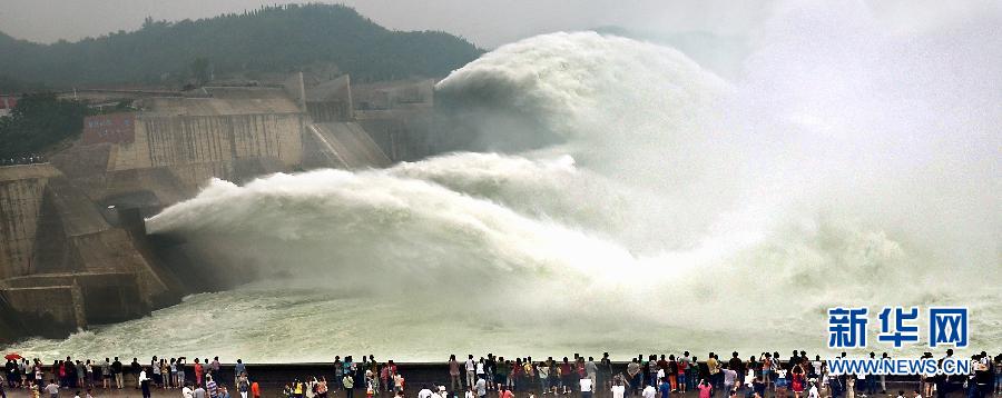 　　6月22日，大批游客聚集在黃河小浪底出水口前觀看巨瀑飛瀉的景觀。