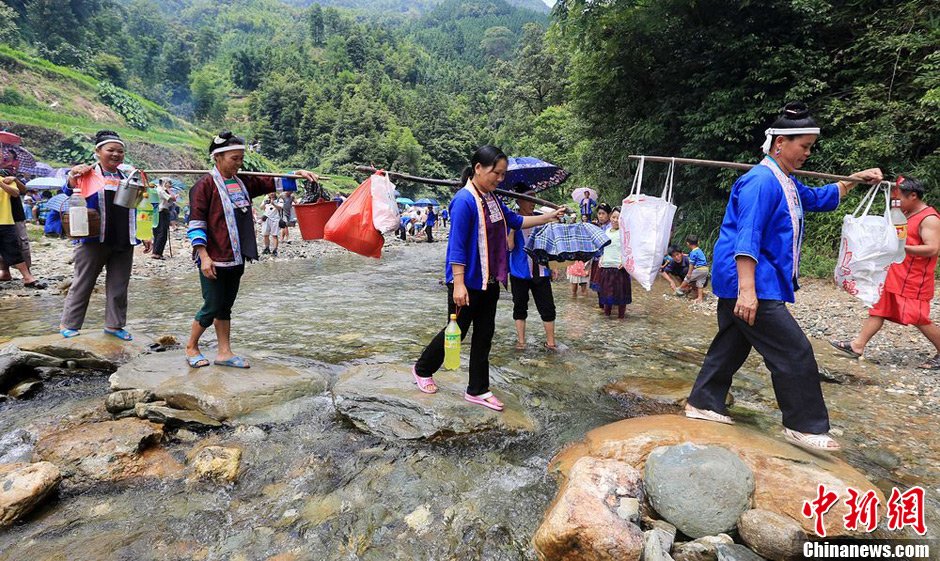 7月9日，一年一度的鬧魚節(jié)在廣西融水苗族自治縣白云鄉(xiāng)保江村舉行，附近村屯的居民前往集會(huì)地參加節(jié)日活動(dòng)