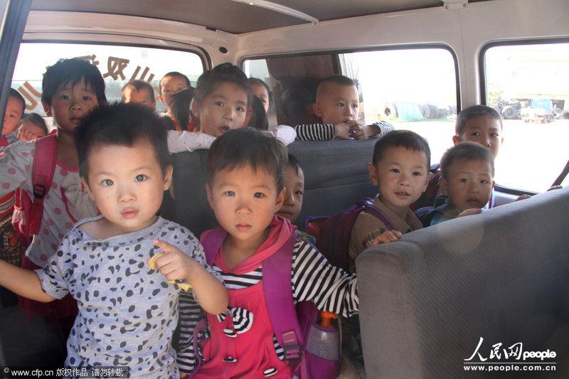 河南一面包車當校車嚴重超載 6座擠著28個孩子