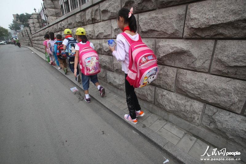 2013年09月11日，濟南運署街上，小學生走史上“最窄人行道”上學。