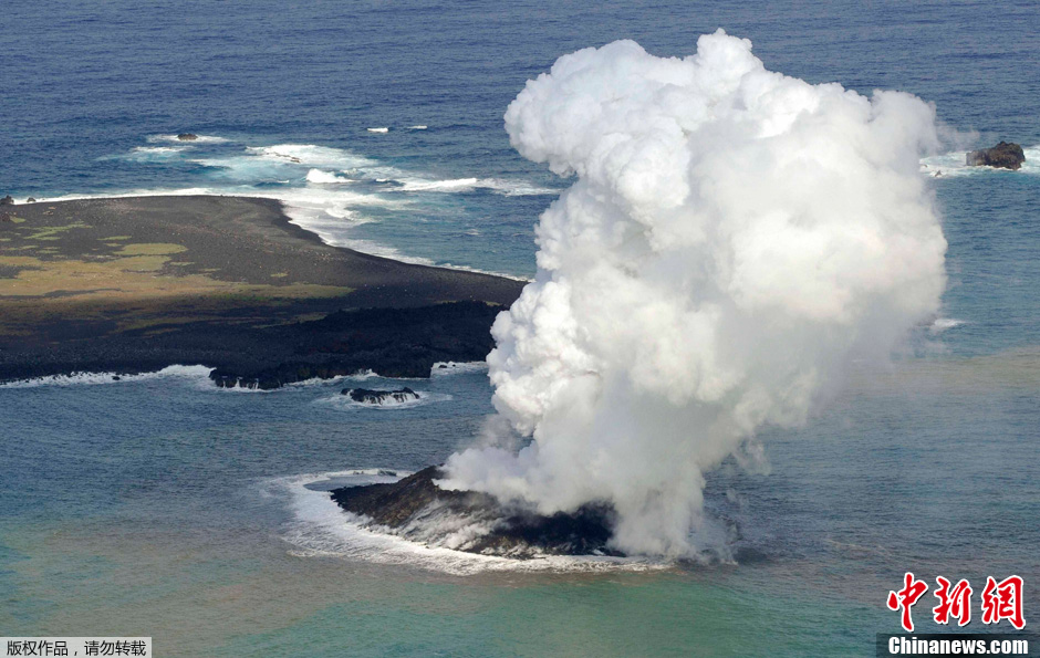 日小笠原諸島附近海域火山噴發形成新“島嶼”