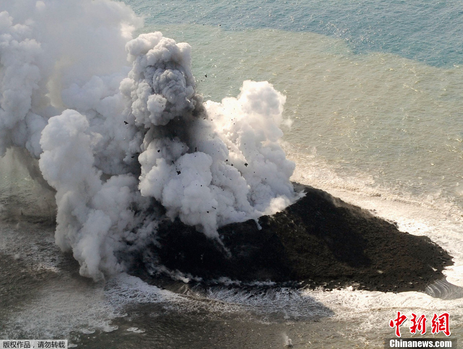 日小笠原諸島附近海域火山噴發形成新“島嶼”