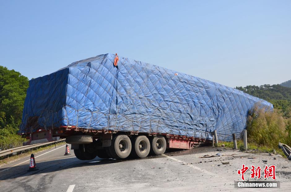 廣云高速發(fā)生車禍 大型平板拖車橫跨整個車道