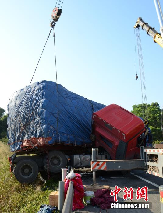 廣云高速發(fā)生車禍 大型平板拖車橫跨整個車道