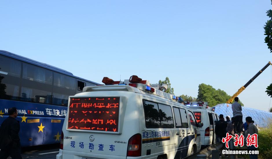 廣云高速發(fā)生車禍 大型平板拖車橫跨整個車道