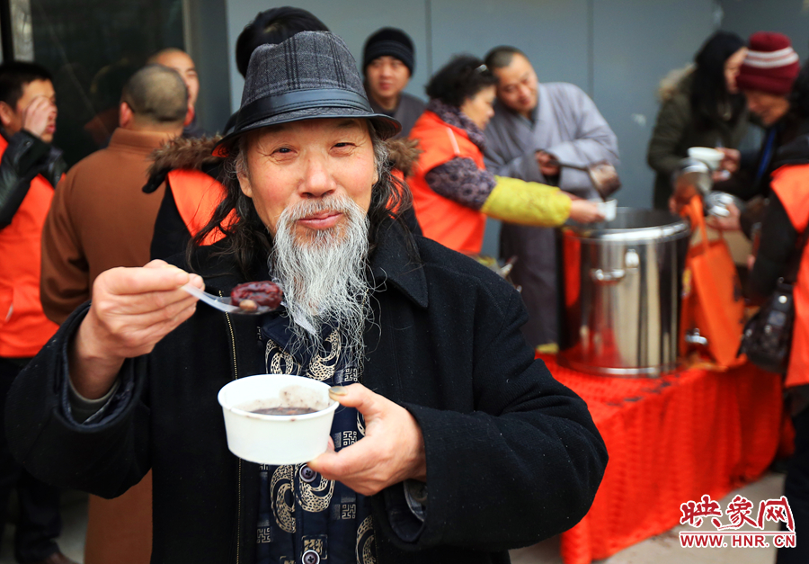 紫荊山施粥點“大胡子”雷鋒劉高陽也來品嘗臘八粥