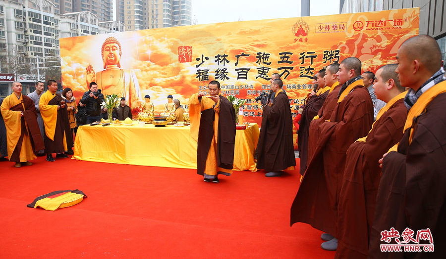 1月8日上午，鄭州市中原萬達廣場上，少林寺的僧人們?yōu)榕D八節(jié)做法事施粥。