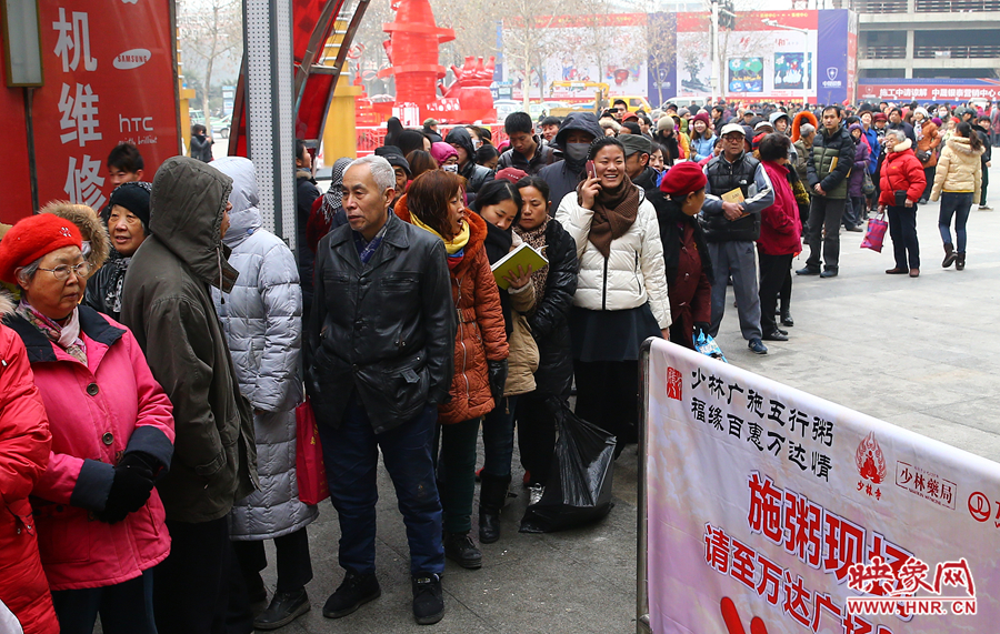 1月8日上午，少林寺布施臘八粥的現(xiàn)場市民排起了長隊，足有上千人前來領(lǐng)取五行粥