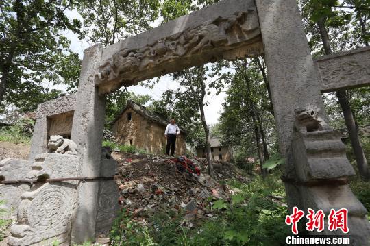 河南一村莊現清代石牌坊