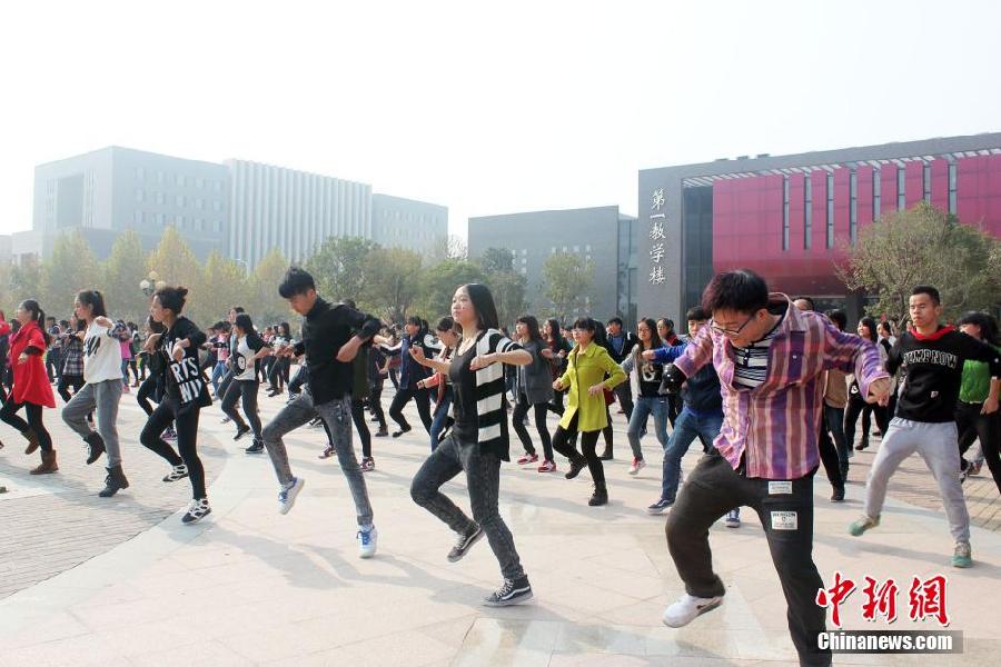 11月11日，河南財經(jīng)政法大學校園內(nèi)，300名在校大學生在上演了一出“光棍”也瘋狂的“快閃”大戲。