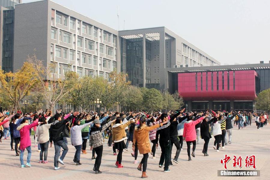 11月11日，河南財經(jīng)政法大學校園內(nèi)，300名在校大學生在上演了一出“光棍”也瘋狂的“快閃”大戲。