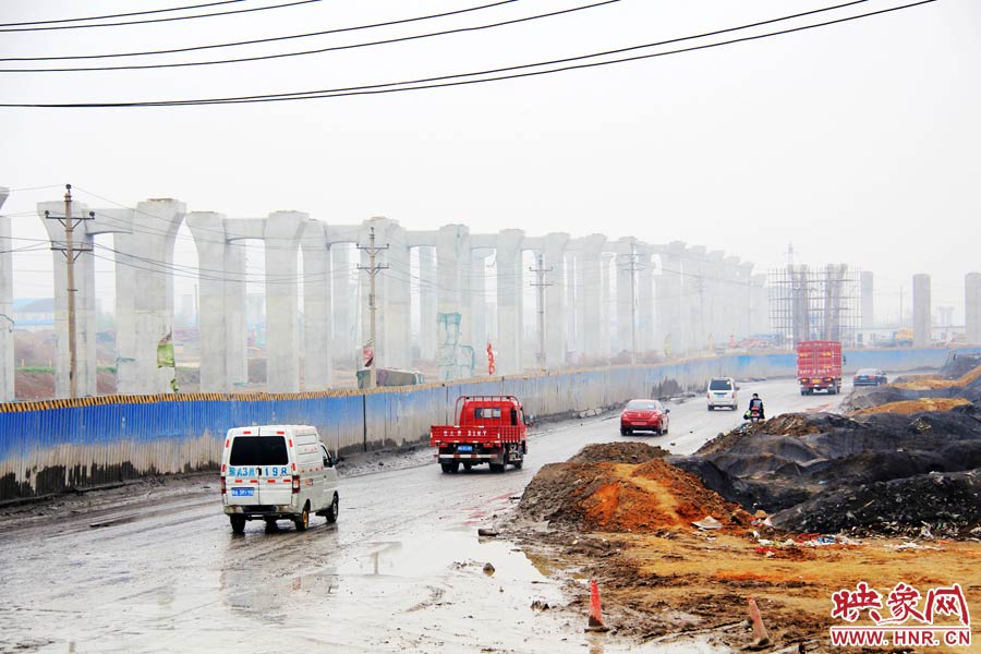 鄭平路柴郭轉盤處以及圍擋兩邊預留的道路坑坑洼洼，無人維護，造成事故頻發(fā)，經(jīng)常堵車。