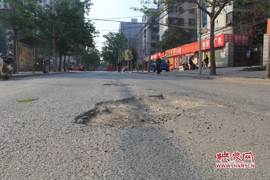 鄭州市區有多條道路均出現了不同程度的破損情況