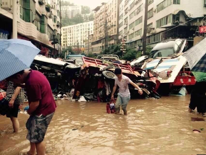 四川南江暴雨引洪水 數百輛車被淹成“廢鐵”