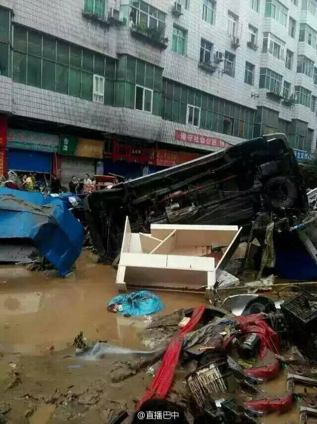 四川南江暴雨引洪水 數百輛車被淹成“廢鐵”