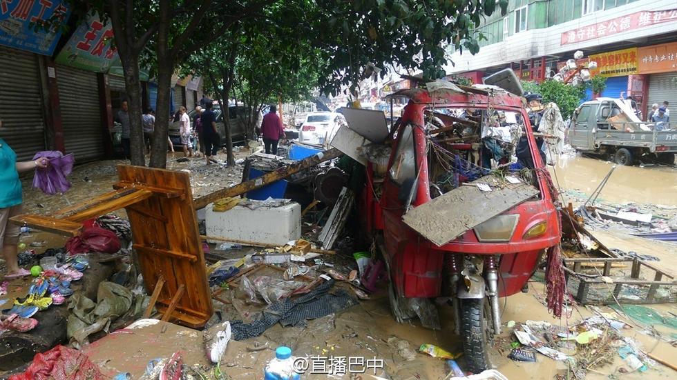 四川南江暴雨引洪水 數百輛車被淹成“廢鐵”