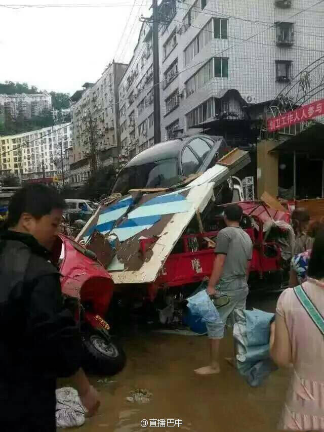 四川南江暴雨引洪水 數百輛車被淹成“廢鐵”