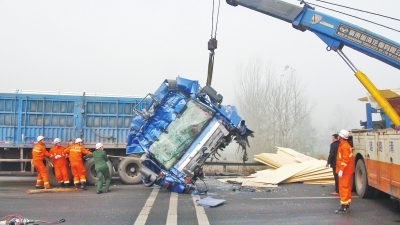 大貨車的車頭被撞得嚴重變形