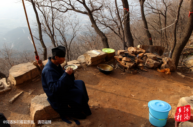 鄰居有時(shí)候會(huì)拿這些廢品下山，換取一些食物，對(duì)于老崔來(lái)說(shuō)，既然出家就該安守清貧，撿破爛換好吃的，不是出家人該做的。他偷偷把鄰居的一大包廢品踢下了山，于是爭(zhēng)吵并且打起了架。