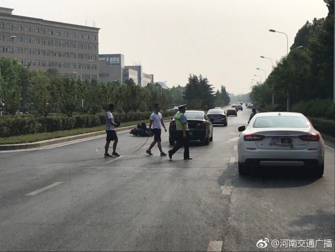 鄭州街頭瑪莎拉蒂與電動車相撞 電車車主受傷送醫