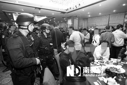 手持微沖、身穿防彈背心的警員進入酒樓進行調查。深圳警方供圖