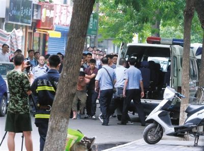 女童安全獲救后，嫌疑人被制服并由民警押出餐館。新華社發