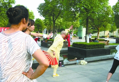 【漢網市民記者“關艾” 圖文報道】近日，我在漢陽一公園內，看見幾個削發尼姑和群眾們在一起跳健身舞。