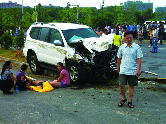 事發現場，肇事車輛車頭嚴重損毀，旁邊有人當場死亡