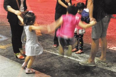 2012年8月1日晚，北京兒童醫院，三個來自廊坊的小女孩在玩耍，她們都被幼兒園老板性侵害。本版攝影/新京報記者 尹亞飛